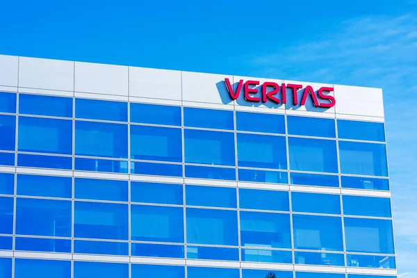 シリコンバレーのベリタス本社ビルのファサード。ベリタス・テクノロジーズ（Veritas Technologies）は、アメリカの国際データ管理会社。 — ストック写真