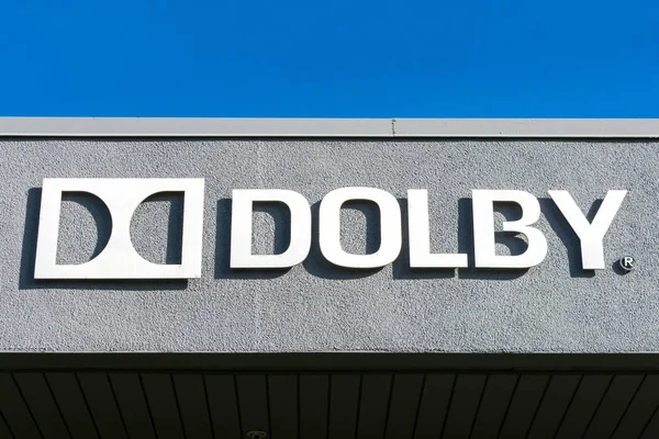 Dolby Laboratories assinar e logotipo no campus do Vale do Silício. Dolby Laboratories empresa especializada em redução de ruído de áudio e codificação de áudio, compressão — Fotografia de Stock