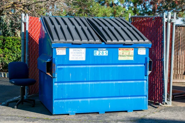 Gestión de residuos cerrados contenedor de basura azul contenedor utilizado para la basura comercial y residencial. Árboles verdes —  Fotos de Stock