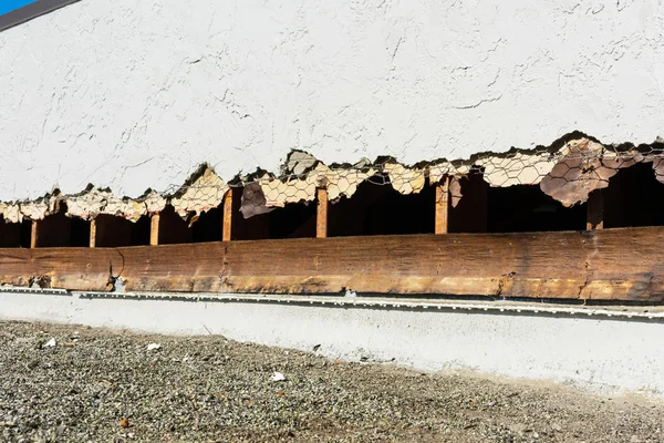 Substituição piscando do passo do estuque do telhado à parede . — Fotografia de Stock