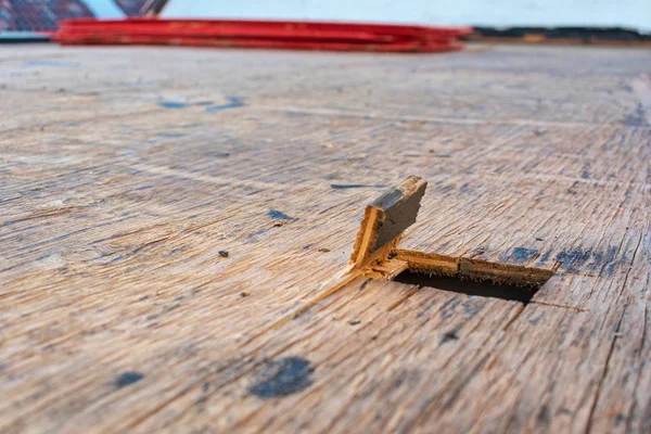 Il foro di scarico nel rivestimento del compensato del tetto . — Foto Stock