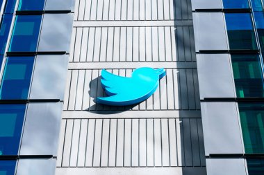 Twitter Bird logosu şehir merkezindeki genel merkez binasında. Twitter bir Amerikan mikroblog ve sosyal ağ hizmetidir.