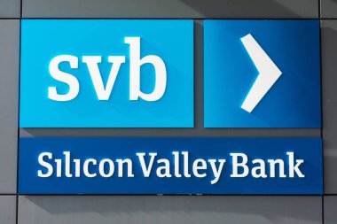 Silikon Vadisi Bankası logosu Güney San Francisco Körfezi bölgesindeki yüksek teknoloji ticari banka merkezinde.