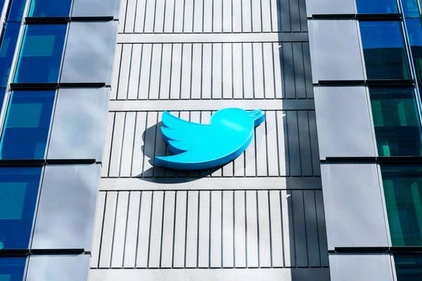 Twitter-Vogel-Logo auf dem Hauptgebäude in der Innenstadt. Twitter ist ein amerikanischer Microblogging und sozialer Netzwerkdienst — Stockfoto