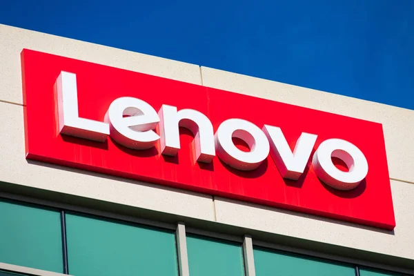 Lenovo Zeichen oben auf Hauptquartier Gebäude in Silicon Valley. lenovo group limited ist ein Hersteller von Computern — Stockfoto