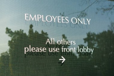 Çalışanlar sadece ofise açılan cam kapıyı imzalarlar. Şirket müşterilerini ve ziyaretçileri lobiye yönlendirirler.