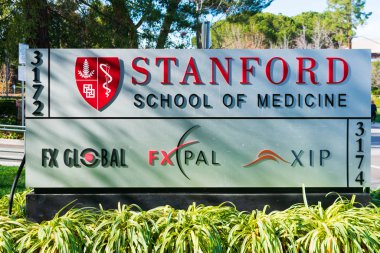 Silikon Vadisi 'ndeki kampüs binasının girişinde Fx Global, Fx Pal ve Xip ile paylaşılan Stanford Tıp Fakültesi tabelası.