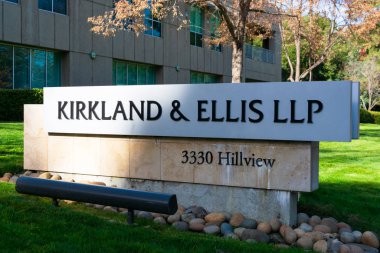 Kirkland ve Ellis uluslararası bir hukuk firmasının Silikon Vadisi ofisinde imza attılar.