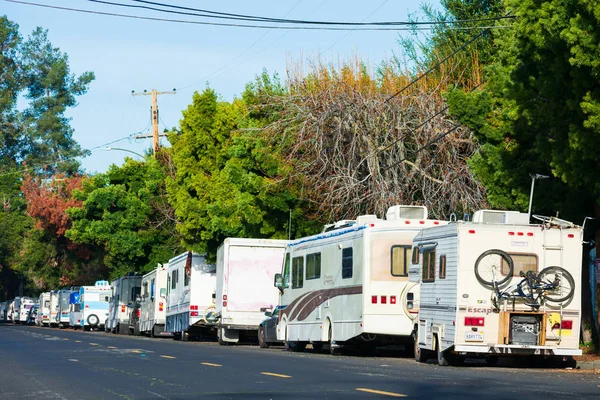 Rv, κατασκηνωτές και φορτηγά μακροπρόθεσμα σταθμευμένα στη σειρά σε δημόσιο δρόμο στη Silicon Valley. Σύμβολο της οικονομικής ανισότητας και στεγαστικής κρίσης που υφίστανται οι Ηνωμένες Πολιτείες — Φωτογραφία Αρχείου