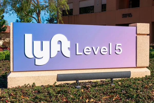 Lyft level 5 schild und logo in der nähe von engineering center und self-driving division des ridesharing-unternehmens lyft inc im silicon tal — Stockfoto