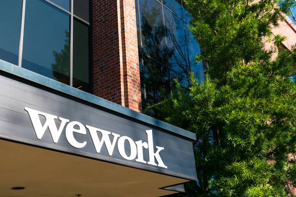 Wework-Schild über dem Eingang zum gemeinsamen Coworking Space des Startup-Unternehmens im sonnigen Silicon Valley — Stockfoto