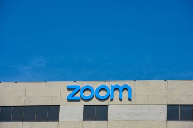 Zoom işareti ve logo Silikon Vadisi 'ndeki başlangıç merkezinde sergileniyor. Zoom Video İletişimleri Ipo Nasdaq pazarında halka açılmak için başvurdu