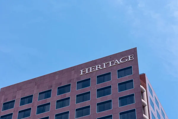 El signo Heritage Bank of Commerce se muestra en la oficina central del instituto financiero con sede en Silicon Valley — Foto de Stock