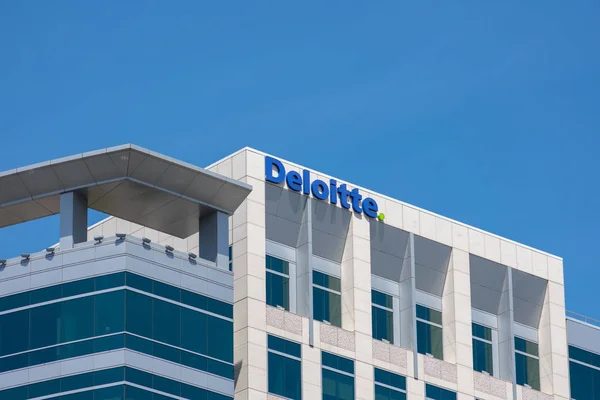 Deloitte znak jest postrzegany w biurze firmy w centrum Doliny Krzemowej największym mieście. Deloitte jest jedną z czterech organizacji księgowych. — Zdjęcie stockowe