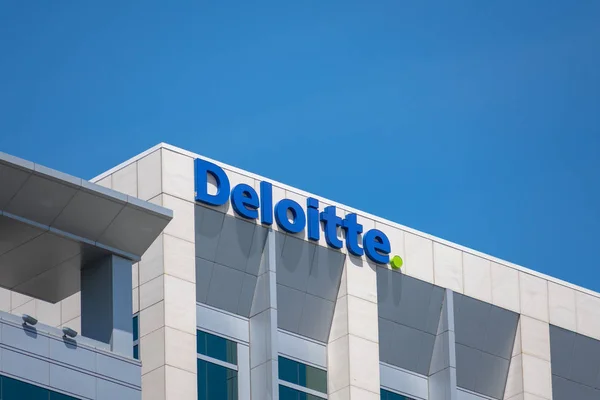 Deloitte jel látható a cég irodájában a belvárosban a Szilícium-völgy legnagyobb város. Deloitte egyike a négy nagy könyvelő szervezetnek. — Stock Fotó