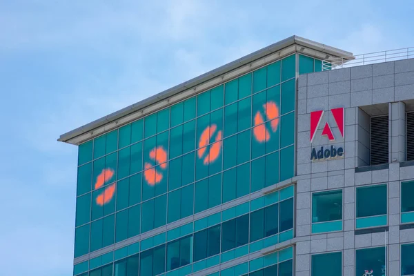 San Jose Semaphore az Adobe Almaden Tower üveglámpájában. Négy kereket mutat négy különböző helyen, és titkos üzenetet közvetít. — Stock Fotó