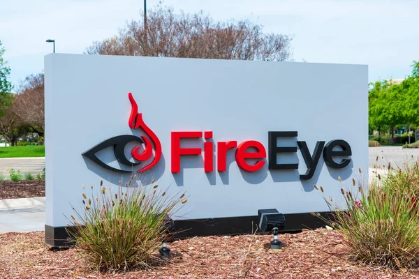 El logotipo de FireEye se muestra cerca del campus de la empresa de ciberseguridad con sede en Silicon Valley — Foto de Stock
