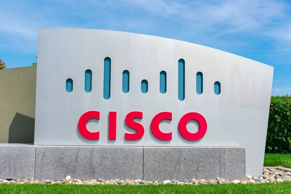 Cisco-Schild in der Nähe des Cisco-Hauptquartiers im Silicon Valley. das rot-blaue Logo zeigt die beiden Türme der goldenen Torbrücke — Stockfoto