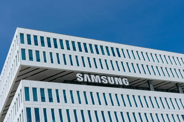 Samsung logo is displayed on South Korean multinational conglomerate LEED platinum certified building in Silicon Valley — Stock Photo, Image