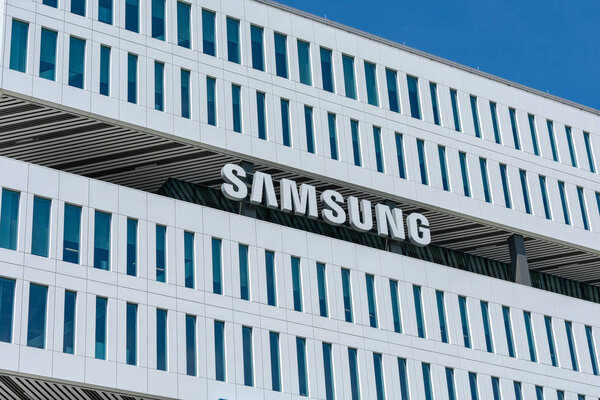 Логотип Samsung показан на Южнокорейском многонациональном конгломерате LEED, сертифицированном в платиновом здании в Кремниевой долине
