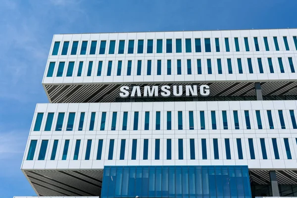 Samsung logo is displayed on South Korean multinational conglomerate LEED platinum certified building in Silicon Valley — Stock Photo, Image