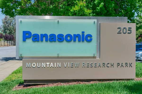 Logotipo de Panasonic en el edificio de oficinas de investigación y desarrollo de productos de la compañía en Silicon Valley — Foto de Stock