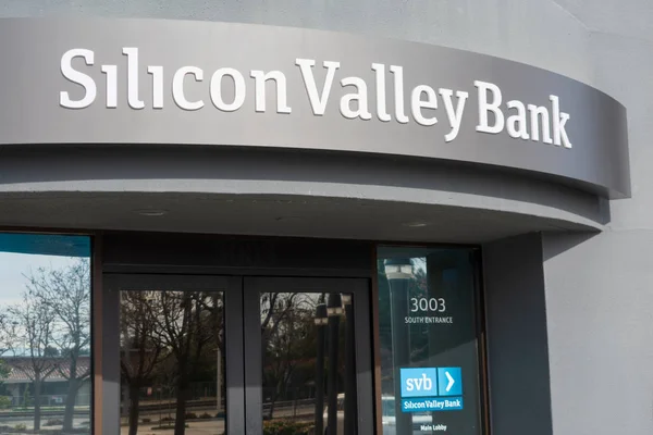 Silicon Valley Bank facade at high-tech commercial bank headquarters in South San Francisco Bay area — Stock Photo, Image