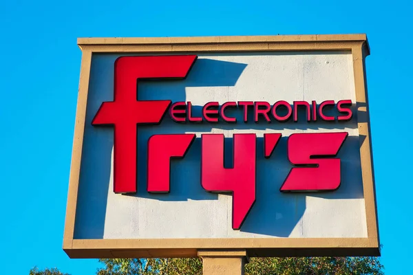 Fry 's Electronics sign near brick and mortar big-box store and retailer of software, consumer electronics, household appliances and computer hardware in Silicon Valley — стоковое фото