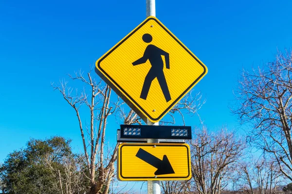 Pedestrian crossing sign with flashing lights. Crosswalk beacon provides advance notice of pedestrian activity for drivers — Stockfoto