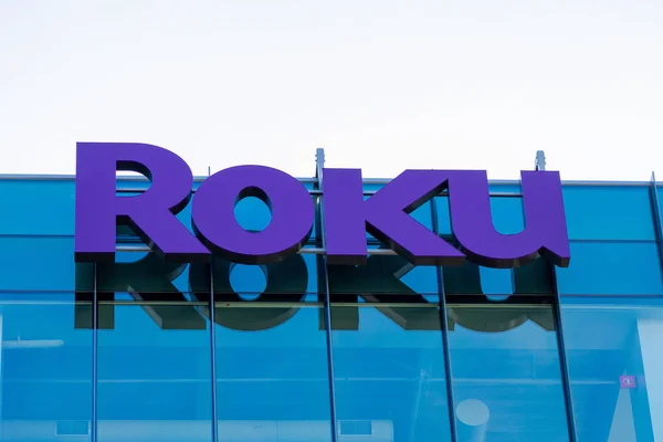 Panneau et logo Roku sur la façade moderne de l'électronique grand public et siège de la société de médias de radiodiffusion dans la Silicon Valley — Photo