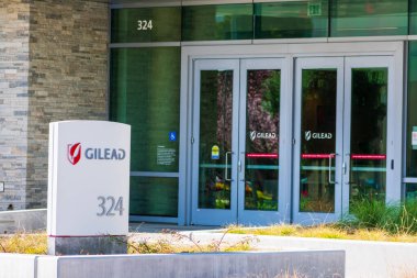 Silikon Vadisi 'ndeki merkezde Gilead tabelası. Gilead Sciences, Inc. (Gilead Sciences, Inc.), ABD 'li biyoteknoloji şirketi.