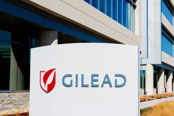 Firma de Gilead en la sede en Silicon Valley. Gilead Sciences, Inc. es una empresa estadounidense de biotecnología que investiga, desarrolla y comercializa medicamentos —  Fotos de Stock