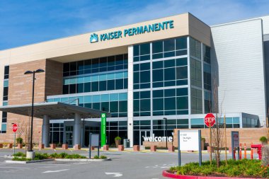 Kaiser Permanente tıp bürosunun girişi ve dışı. Kaiser Permanente, San Jose, California, Usa - 2020 yılında kurulmuş bir Amerikan entegre bakım konsorsiyumu.