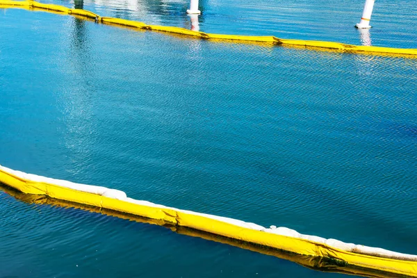 Schwimmender Gelb Weißer Containment Boom Auf Ruhigem Wasser Verschmutzungskonzept Ein — Stockfoto