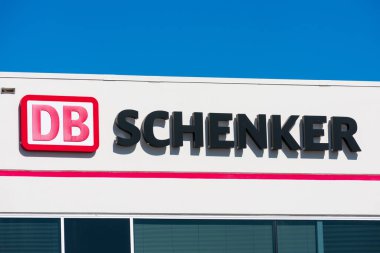 D.B. Schenker ulaşım hizmetleri bürosuna imza atmış. DB Schenker, Alman demiryolu operatörü Deutsche Bahn AG 'nin Santa Clara, CA, USA - 2020