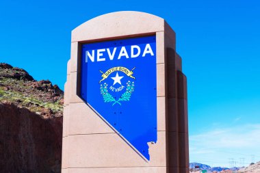 11. yoldaki Nevada Anıtı tabelasına hoş geldiniz. Durgun eyalet silueti, kalın beyaz harflerle ve Nevada arması - Boulder City, Nevada, ABD - 2020