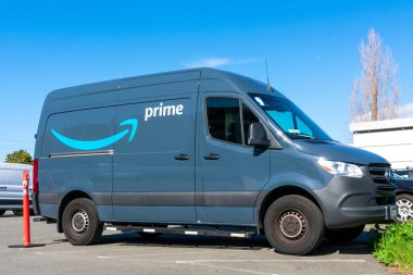 Amazon Prime teslimat minibüsü Amazon.com üzerinden şirket müşterilerine sipariş edilen teslimat ürünlerini güvenli bir şekilde park ederken - San Jose, California, ABD - 2020
