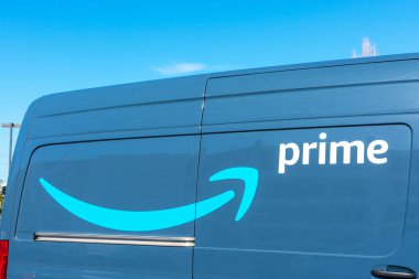 - Yakın çekim. Amazon Prime logosu Amazon.com markalı minivan. Amazon Prime ücretli abonelik hizmetidir - San Jose, California, ABD - 2020