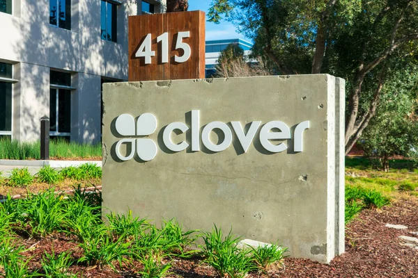 Clover Network本部キャンパスのクローバーロゴ Cloverは First Data Corporationが所有するクラウドベースのAndroid販売プラットフォームです 米国カリフォルニア州サニーベール 2020 — ストック写真