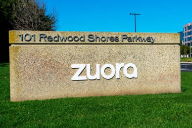 Zuora şirket merkezindeki yeşil çimlere imza attı. Zuora, şirketlerin abonelik tabanlı hizmetleri olan Redwood City, Kaliforniya, ABD - 2020