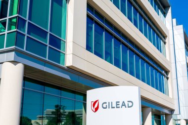 Merkezde Gilead tabelası. Gilead Sciences, büyüyen koronavirüs salgını - Foster City, California, ABD - 2020