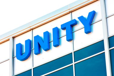 Merkez binasında Biyoteknoloji Birliği tabelası var. Unity Biotechnology, Güney San Francisco, CA, USA - 2020 senesans hücrelerini hedef alan ilaçlar geliştiren bir biyoteknoloji şirketidir.