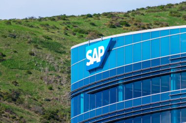 SAP Başarı Faktörleri 'nin Silikon Vadisi' ndeki merkezinin logosu. SAP Başarı Faktörleri, insan sermaye yönetimi için bulut yazılımı sağlayan bir şirkettir.