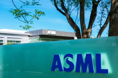 Silikon Vadisi 'ndeki karargahta ASML işareti. Bir Hollanda şirketi olan ASML, yarı iletken endüstrisi için dünyanın en büyük fotoğraf taşıma sistemleri tedarikçisidir - San Jose, CA, USA - 2020