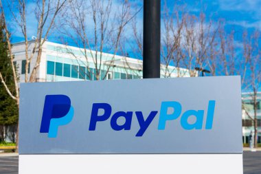 PayPal logosu ve imzası Silikon Vadisi 'ndeki şirket binasının ön cephesinde. PayPal Holding Inc., San Jose, Kaliforniya, ABD - 2020 ABD 'de dünya çapında online ödemeler yürüten bir Amerikan şirketidir.