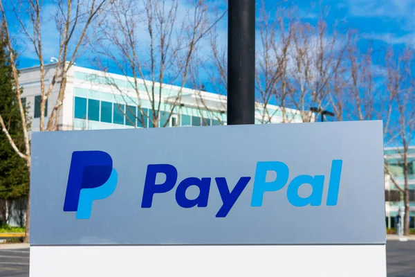 Λογότυπο Paypal Και Υπογράψει Στο Αρχηγείο Της Εταιρείας Πρόσοψη Κτίριο — Φωτογραφία Αρχείου