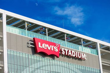 Levi 's Stadyumu, Levi' s Stadyumu 'nun mavi gökyüzünün altında, Ulusal Futbol Ligi' nden San Francisco 49ers 'in evinde.