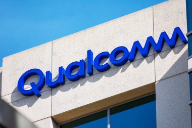 Kapatın. Qualcomm logosu şirket ofisinin tepesinde. Qualcomm Incorporated, ABD 'li yarı iletken ve telekomünikasyon ekipman şirketi San Jose, Ca, Usa - 2020