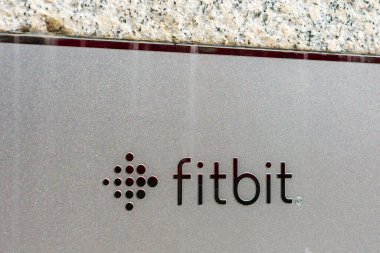 Karargâh cephesinde fitbit işareti. Fitbit, Inc., San Francisco, Kaliforniya, ABD 2020 'de giyilebilen kablosuz teknoloji cihazları üreten bir Amerikan şirketidir.