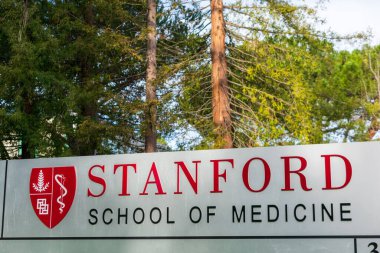 Silikon Vadisi 'ndeki tıp fakültesi binasının girişindeki Stanford Tıp Fakültesi tabelası Palo Alto, California, ABD 2020